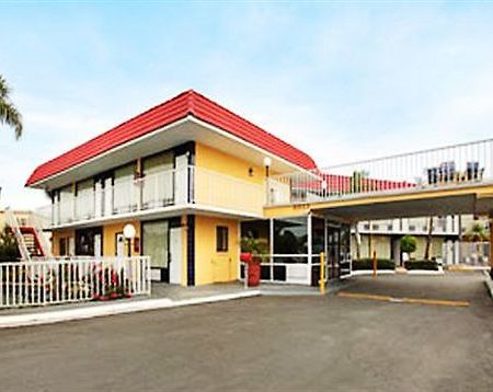 Express Inn & Suites Clearwater Pinellas Park Exterior photo