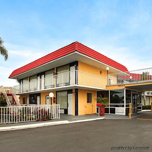 Express Inn & Suites Clearwater Pinellas Park Exterior photo