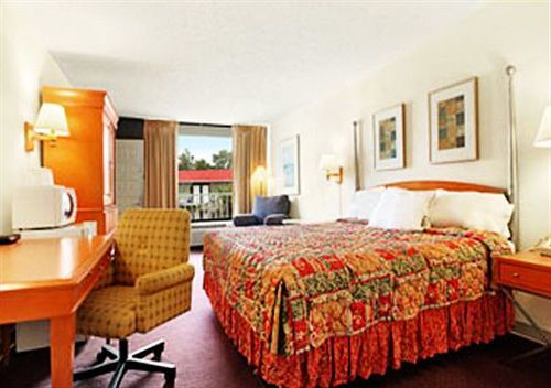 Express Inn & Suites Clearwater Pinellas Park Room photo