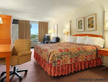 Express Inn & Suites Clearwater Pinellas Park Exterior photo